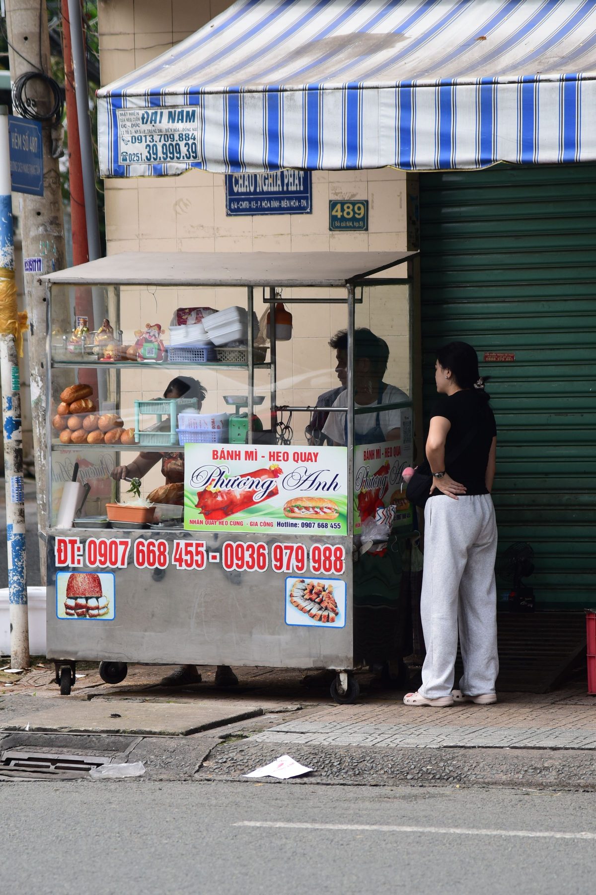 Quầy bánh mì Việt Nam trong không gian đường phố