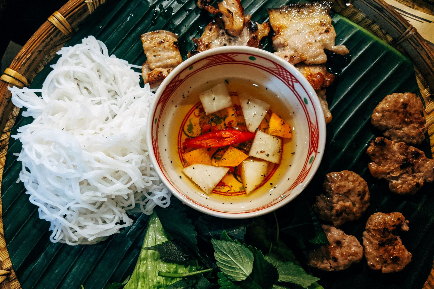 Bún chả với thịt nướng, bún và rau ăn kèm