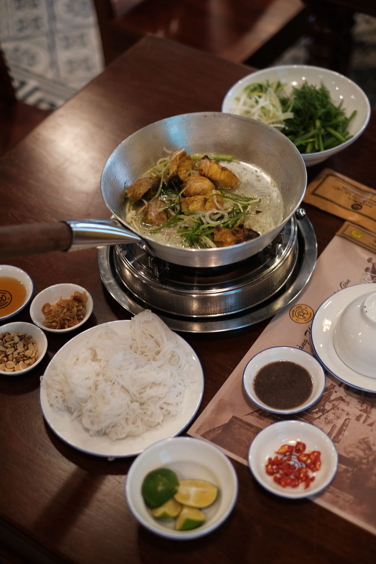 Món cá Việt Nam được chế biến nóng trên chảo