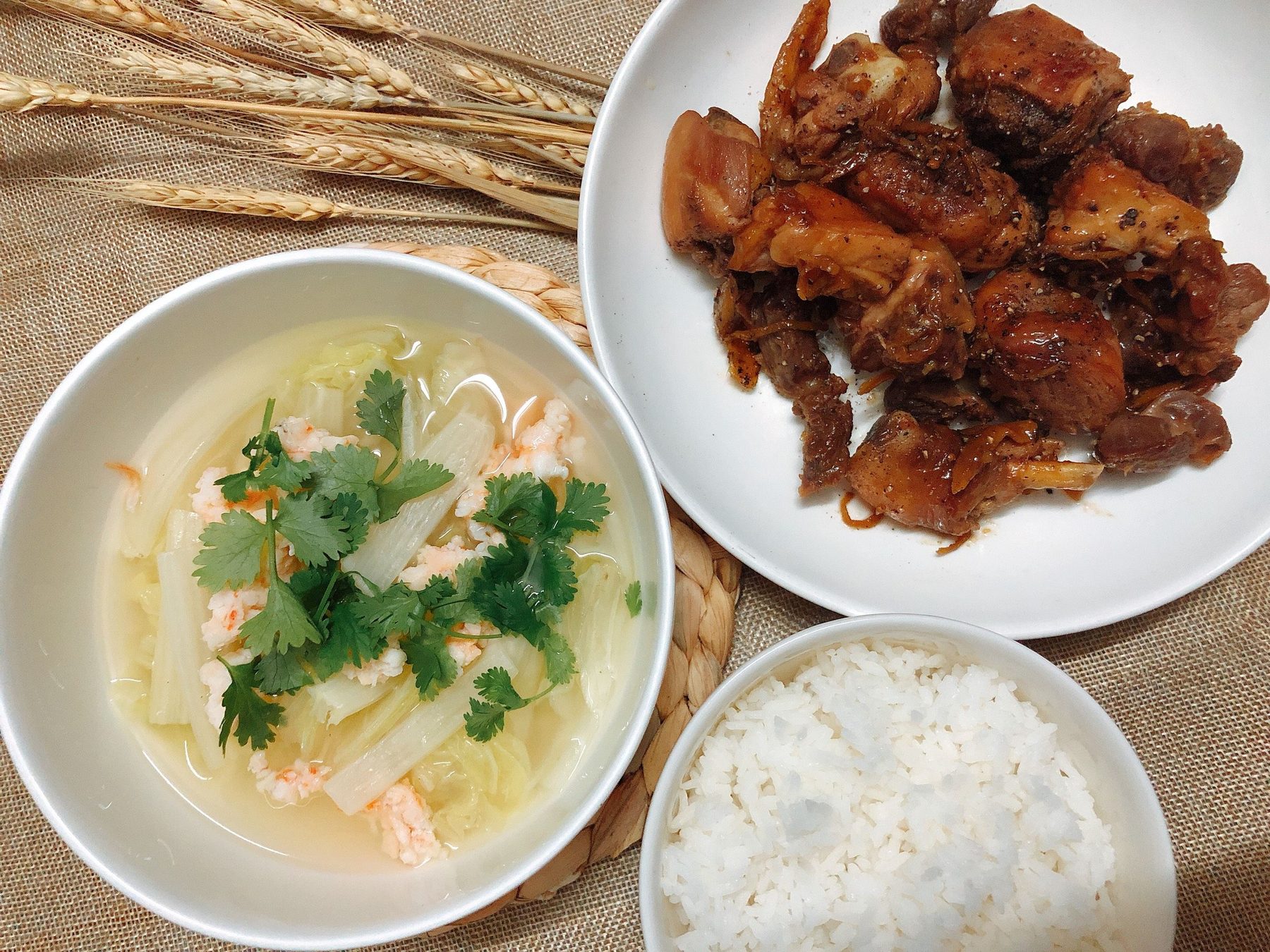Bữa ăn Việt Nam với nhiều món dùng chung